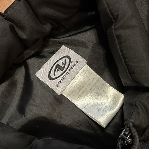 Boys puffer vest / black / L (10/12) zipper and Velcro close - Picture 4 of 10